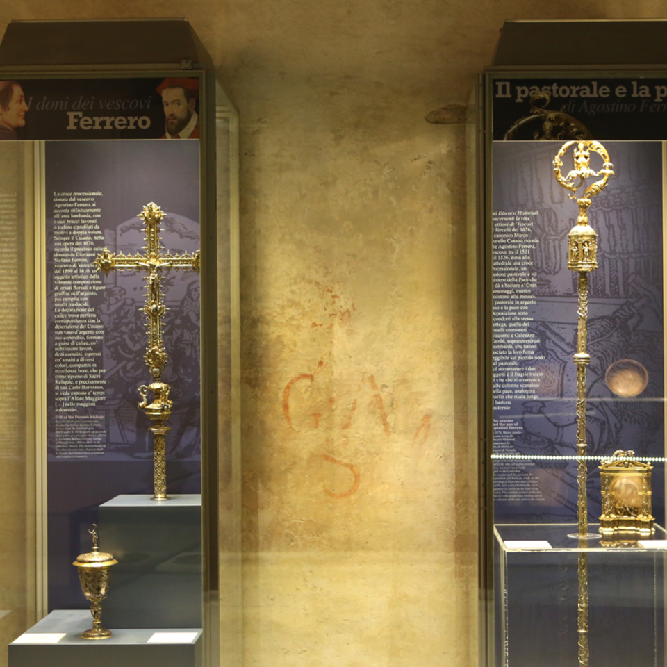 Museo_del_tesoro_del_duomo_vercelli_prima_sala_(2)