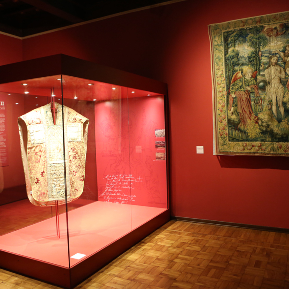 Museo_del_tesoro_del_duomo_vercelli_seconda_stanza_del_papa