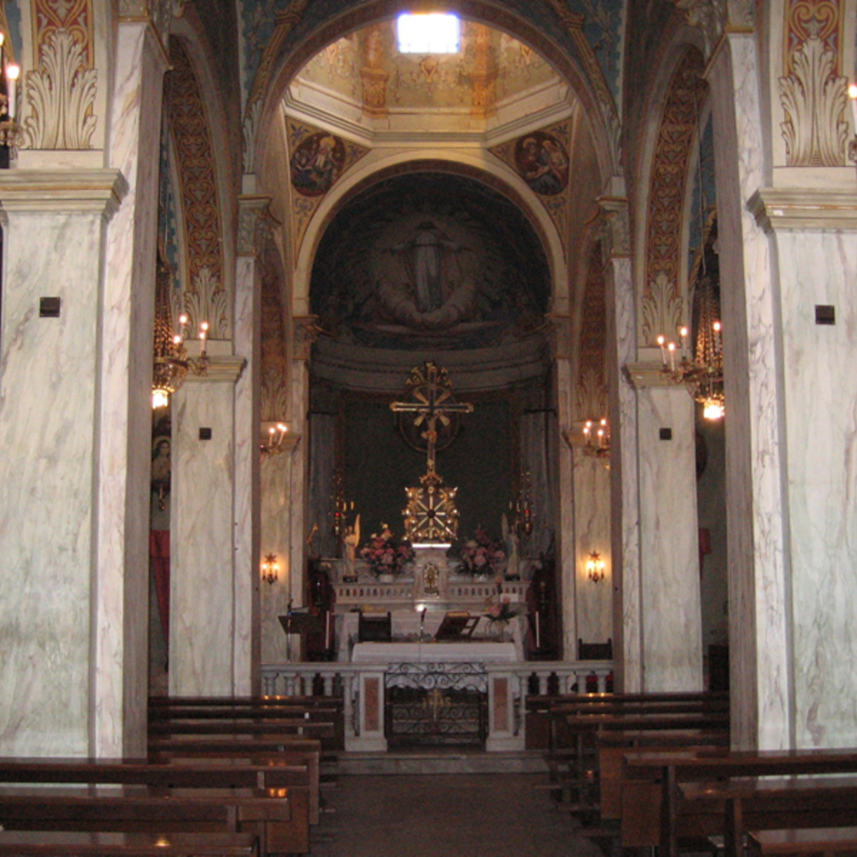 Interno_chiesa_con_vista_verso_zona_presbiteriale